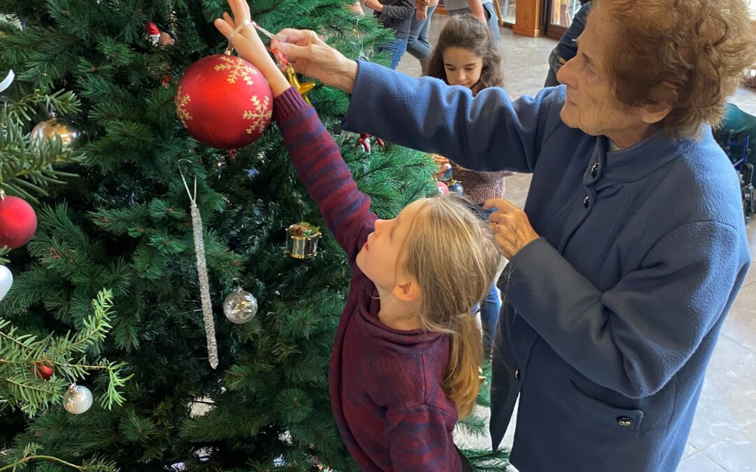 Une explosion de créativité : Visite des enfants du centre de loisir et décoration du sapin de Noël