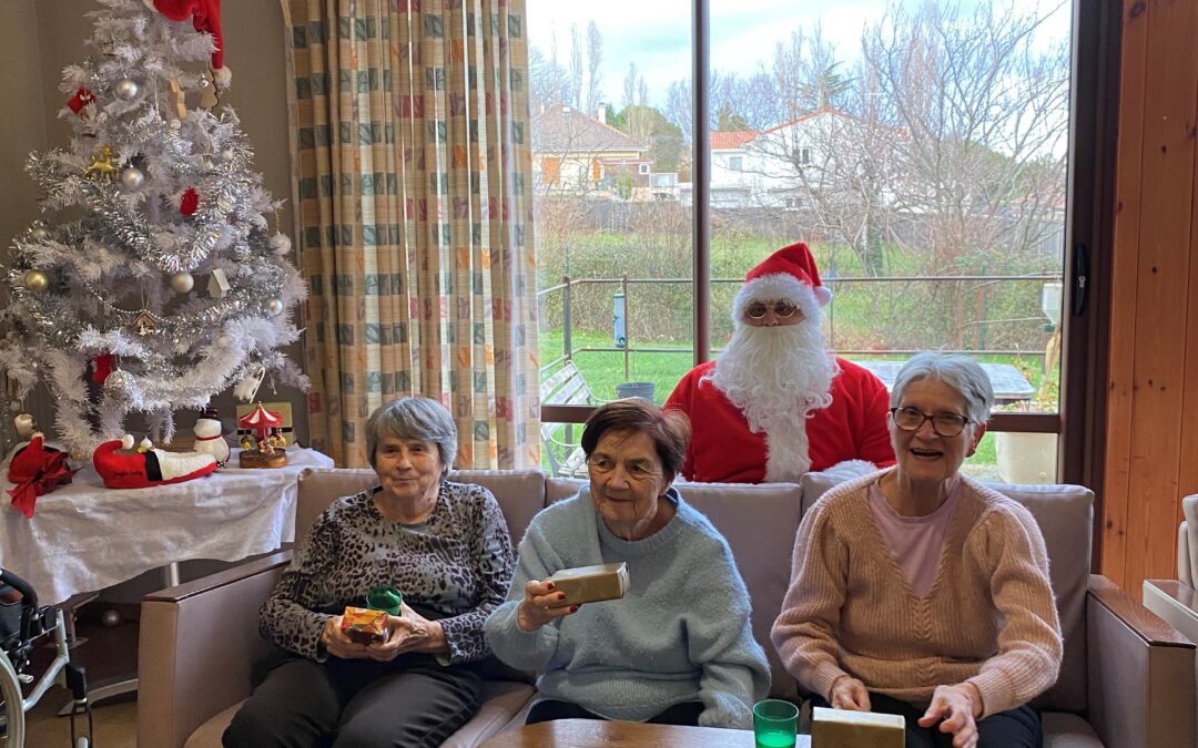 La Visite Attendue du Père Noël et la Distribution de Joie