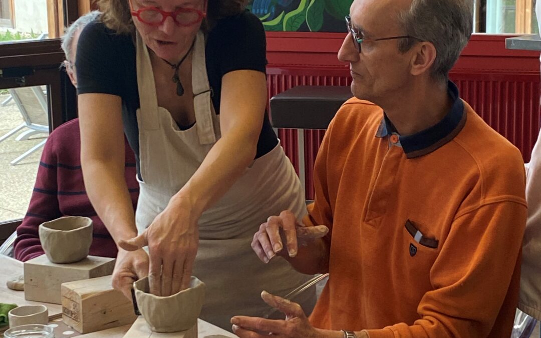 Atelier Poterie à la Christinière : L’Art et la Créativité S’épanouissent Sous la Direction Bienveillante de Béatrice