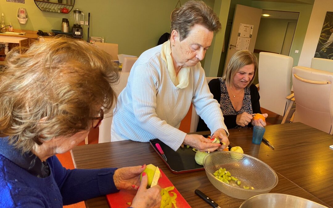 Atelier Cuisine : Préparation d’une Salade de Fruits Vitaminée