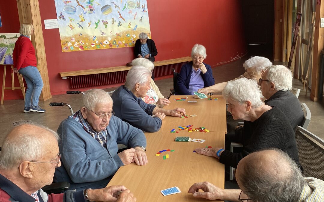 Les Après-Midis Belote à la Christinière : Convivialité et Stimulation Cognitive