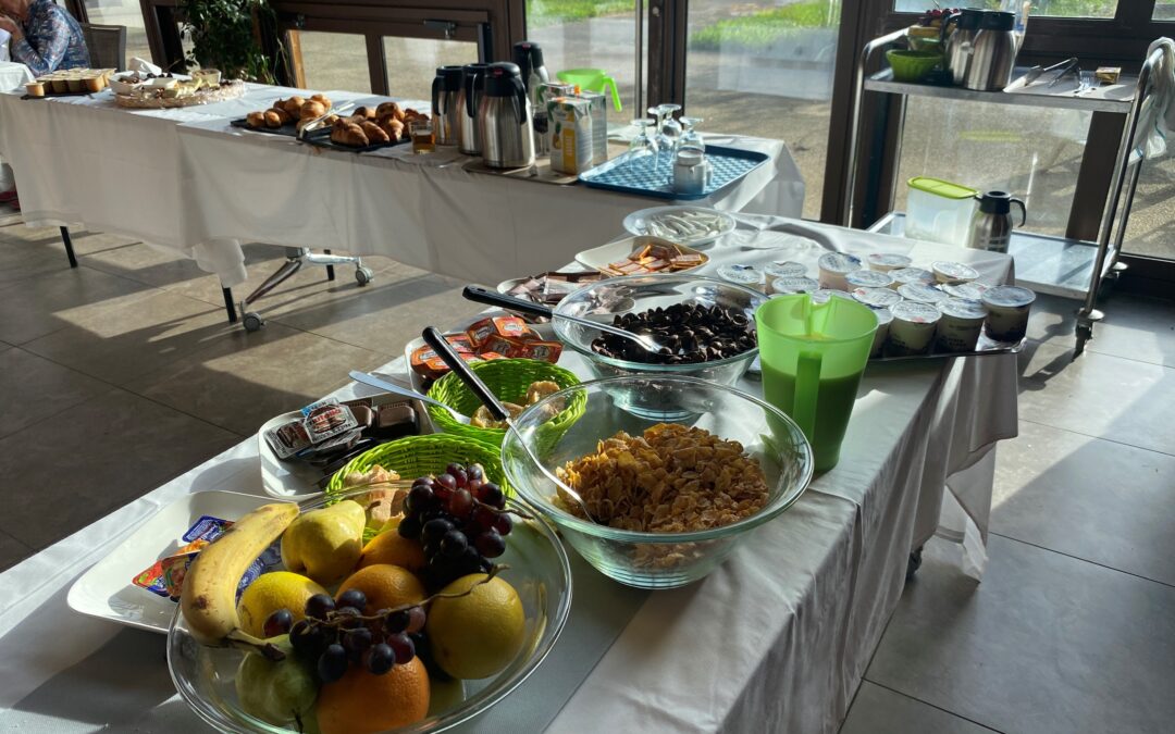 Petit Déjeuner Continental au Bar des Côteaux : Un Moment de Partage et de Gourmandise